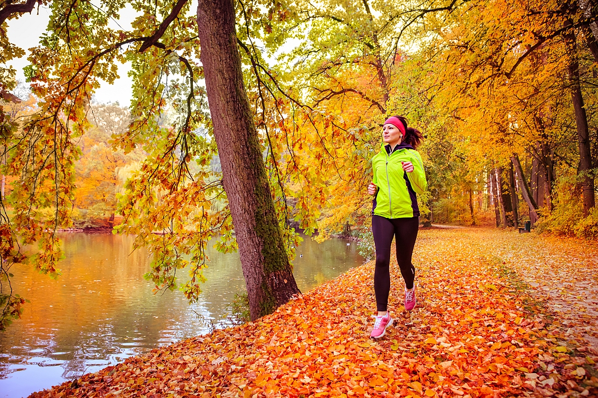 O czym należy pamiętać podczas biegania jesienią? Ubiór, rozgrzewka i odporność