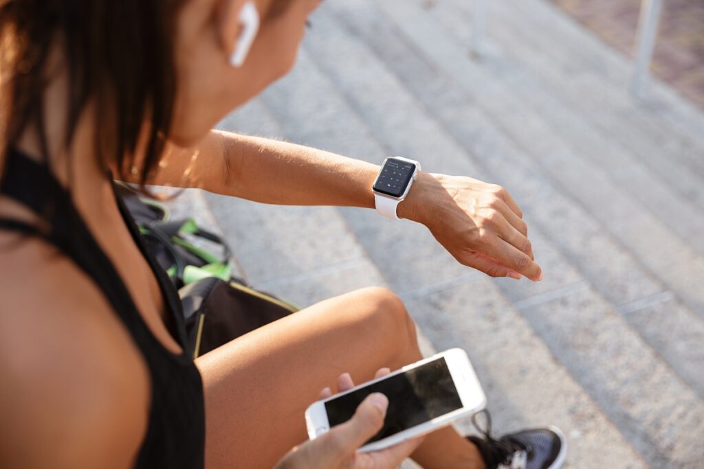aplikacje biegowe, telefon, smartwatch, telefon w trakcie biegania
