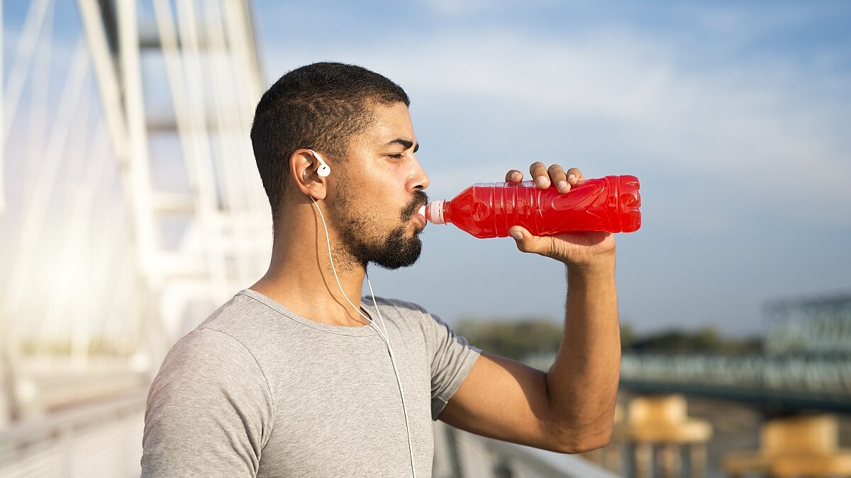athlete drinking sports drink get more energy training 1