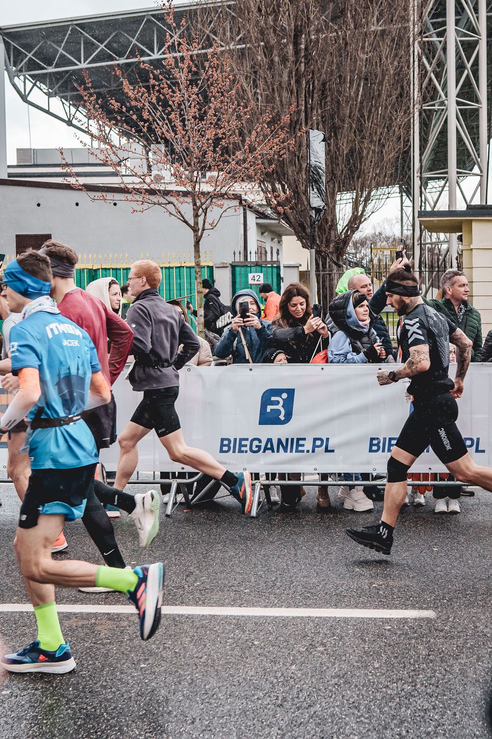 Bieg górski czy bieg uliczny? Co warto wybrać jako swój start?