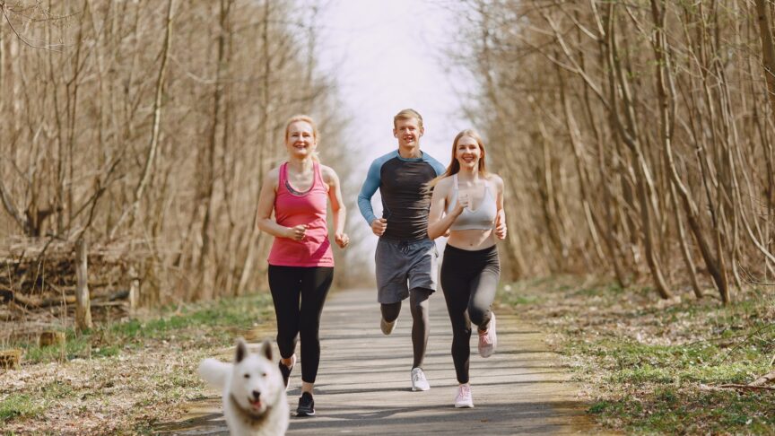 sportowy trening rodzinny w letnim lesie