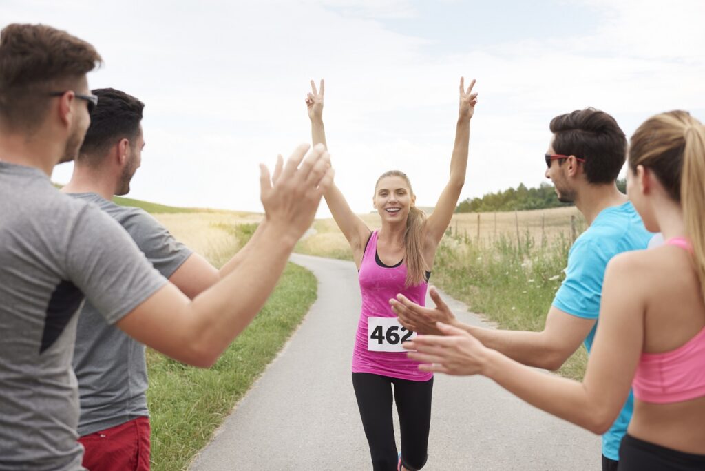 zblizenie na kobiete wygrywajaca maraton