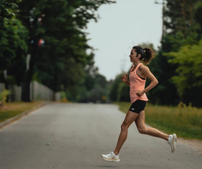 Bieganie w słuchawkach - jak słuchawki wpływają na bezpieczeństwo i zdrowie biegaczy 8 philips