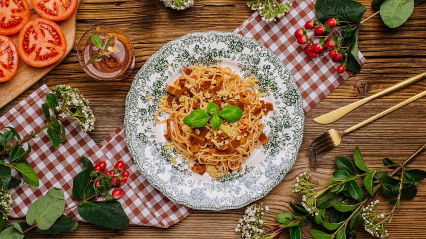 Roslinna amatriciana czyli spaghetti w sosie pomidorowym z wege boczkiem i parmezanem z lubinu XL 2