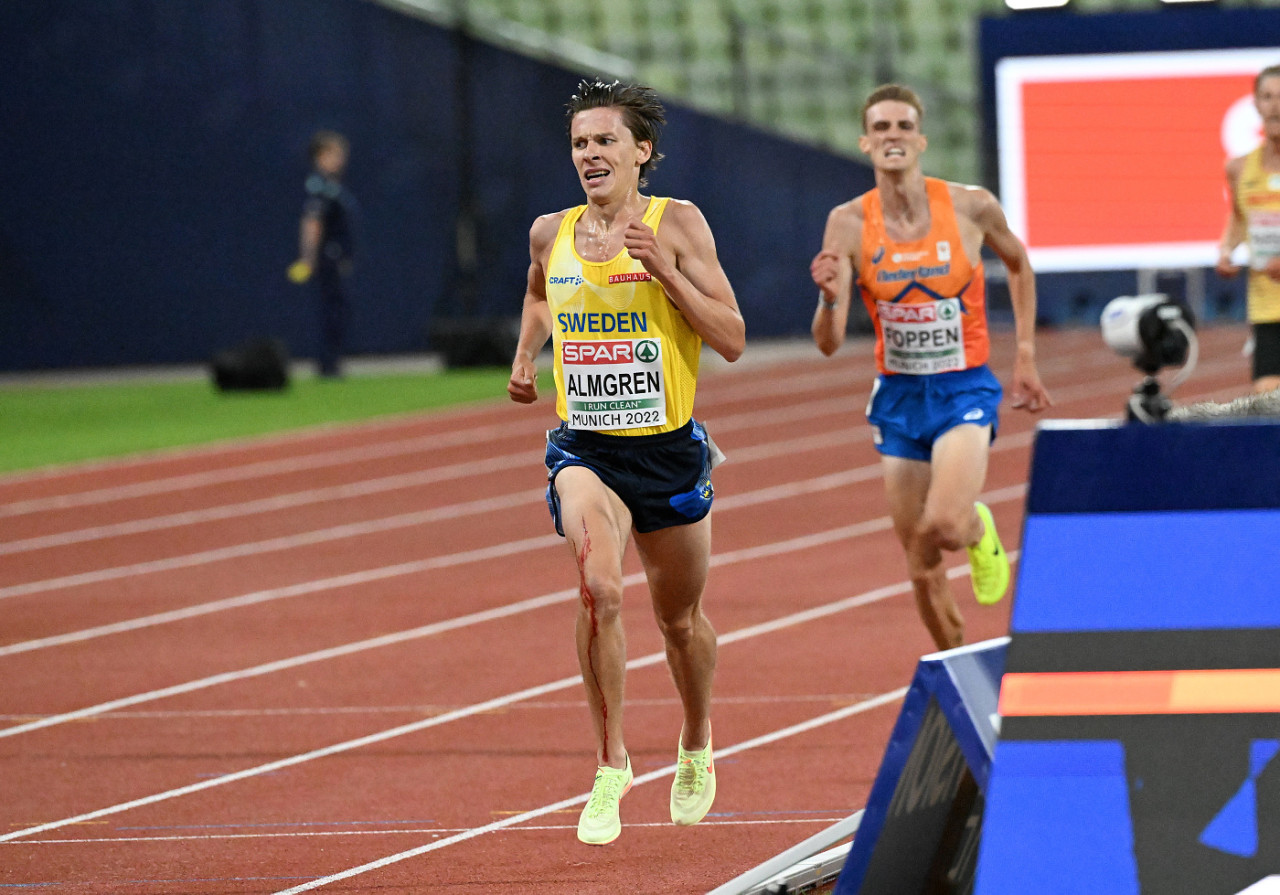 Jak trenuje Andreas Almgren szwedzki multirekordzista, biegający półmaraton poniżej godziny?