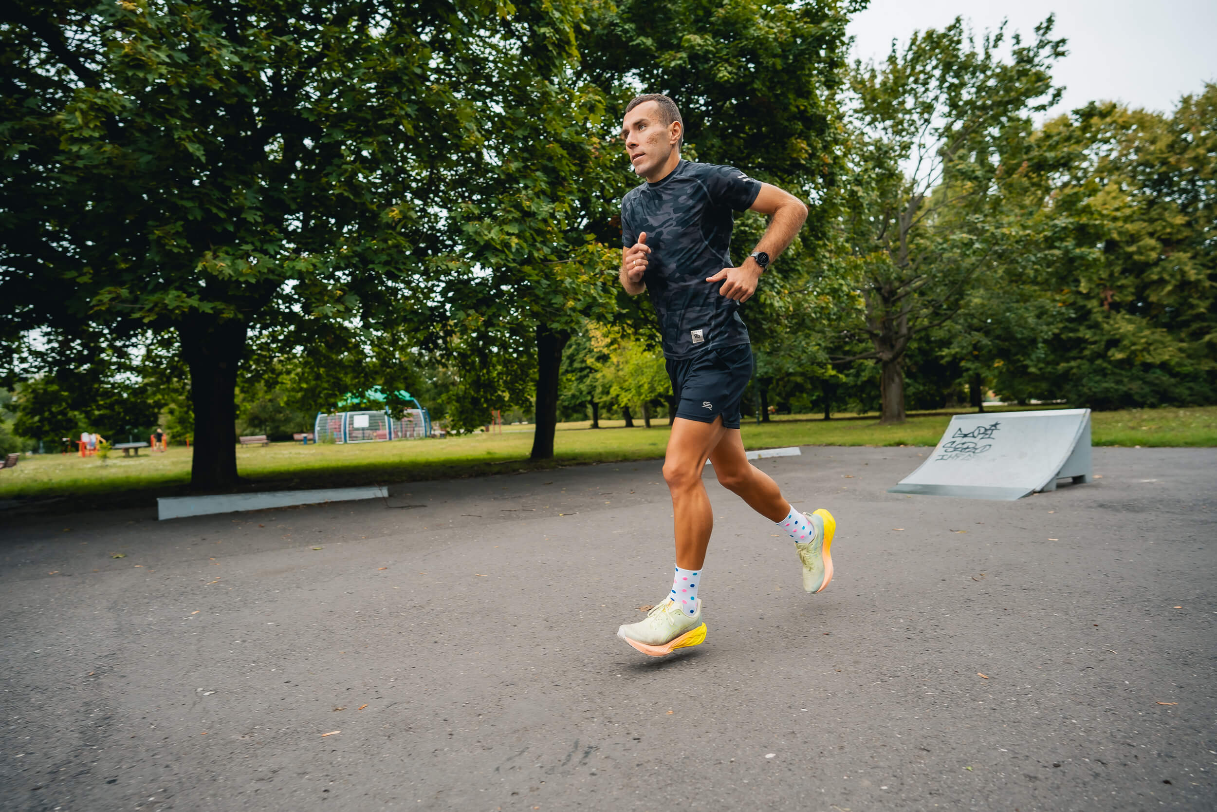 ASICS Novablast 4 – poduszkowiec do szybkiego biegania – recenzja Bartka i Oli