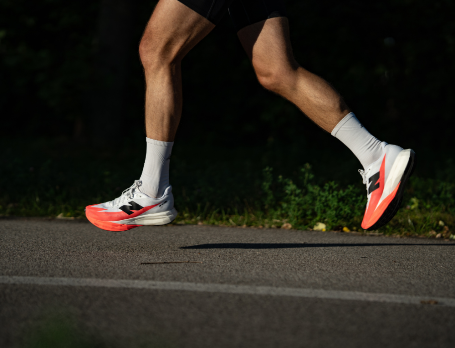 Buty z karbonem zmniejszają uszkodzenia mięśni po długim biegu 3 New Balance Elite v5