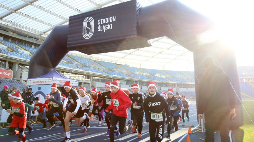 Zapisz się na Charytatywną Milę Mikołajkową na Superauto.pl Stadionie Śląskim i podaruj dzieciom święta! 2 ChMM start dzieci fot. ulicznamiPL