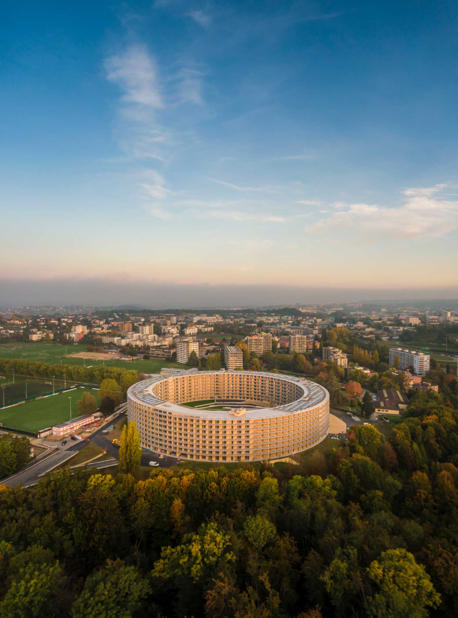 2000 osób biegało po akademiku w Lozannie