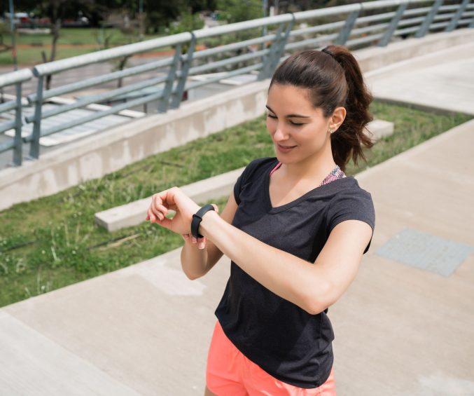 kobieta fitness sprawdzanie czasu na inteligentny zegarek