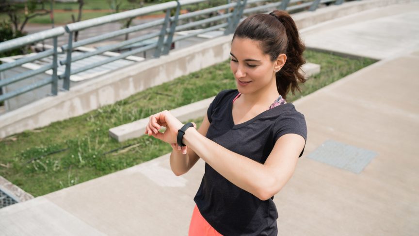 kobieta fitness sprawdzanie czasu na inteligentny zegarek