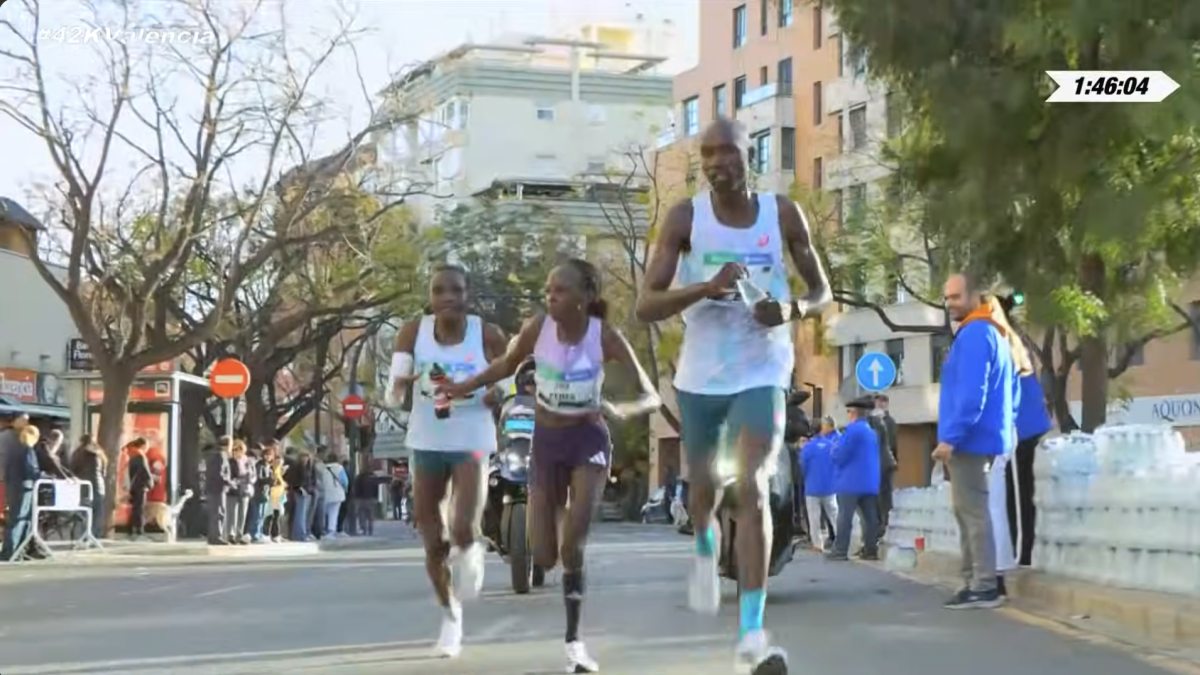 Postawa fair play podczas maratonu w Walencji 1 Zrzut ekranu 2025 12 9 o 11.04.02