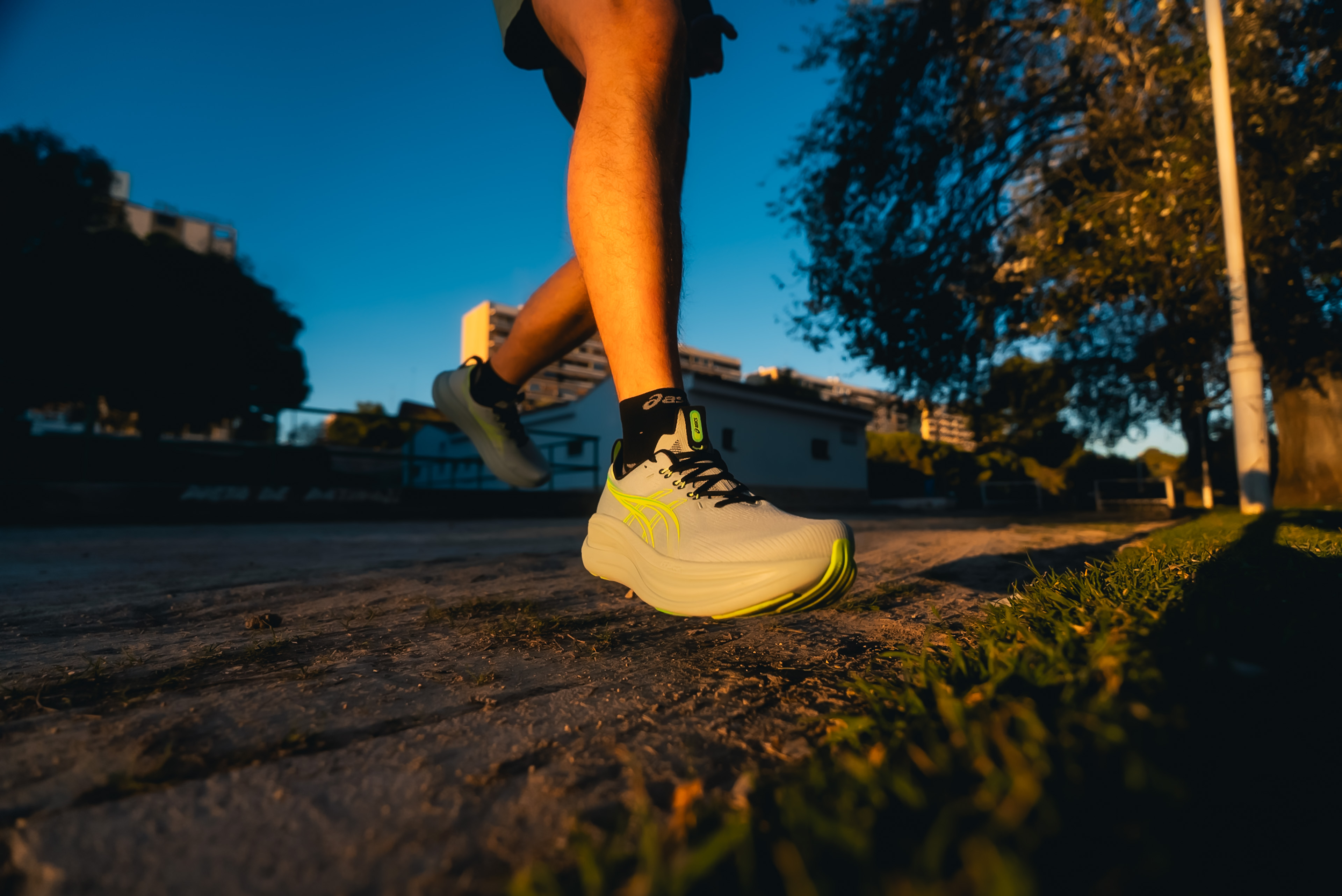 ASICS GEL-NIMBUS 28 – but, który nie pogania, a zaprasza do biegu! Recenzja