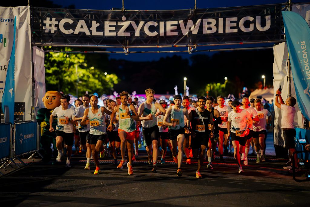 Pomaganie nie zasypia! Był już rekordowy Bieg Firmowy, teraz miesiąc do nocnej odsłony w Warszawie